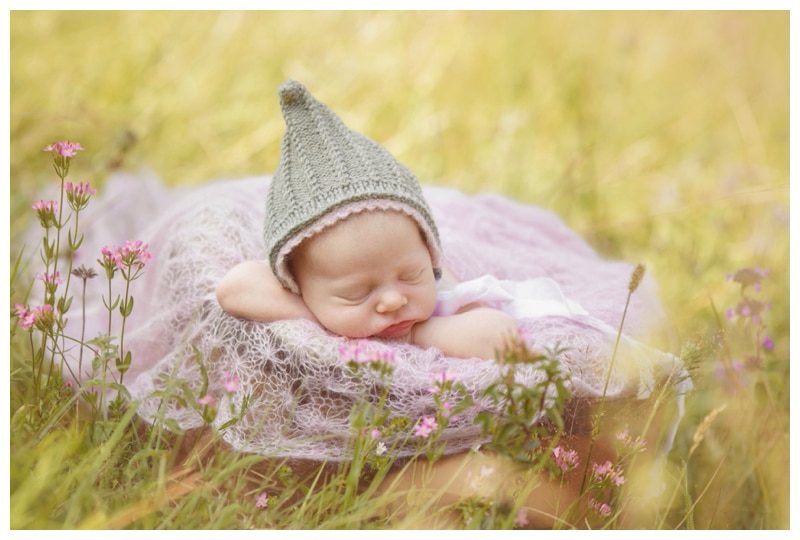 schlafendes Baby in Körb mit Mütze